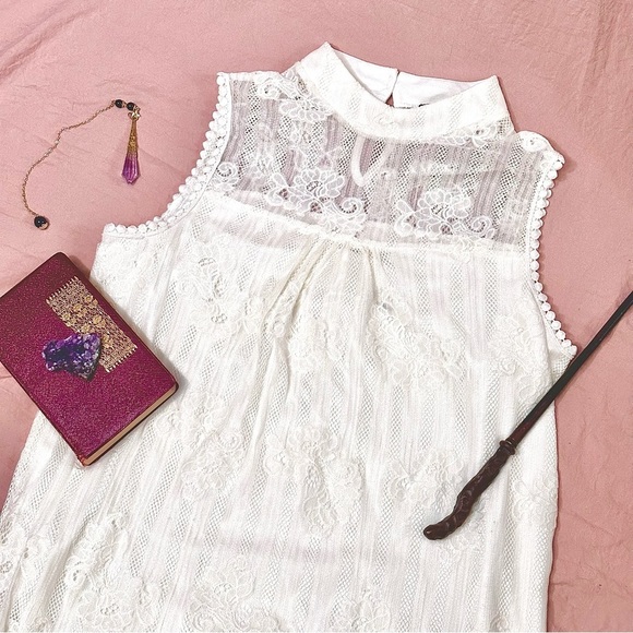 ▫️donated White High Neck Lace Top - Picture 10 of 10